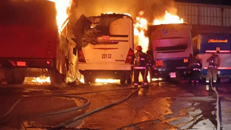 El fuego alcanzó a 4 unidades estacionadas en el patio de maniobras.