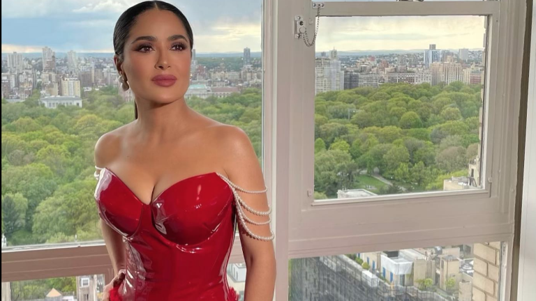 Salma Hayek se une contra el acoso y el bullying.