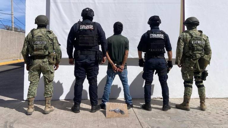 El hombre fue detenido en la colonia Costas del Sol, en Culiacán.