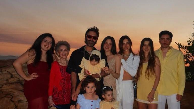 Mediante sus redes sociales el cantante compartió una serie de fotografías donde se puede ver disfrutando con su familia.