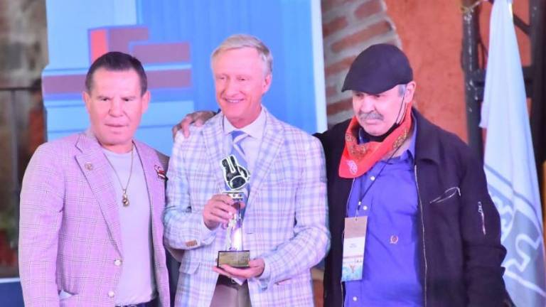 JC Chávez dice que está dispuesto a pelear con Floyd Mayweather en una exhibición.