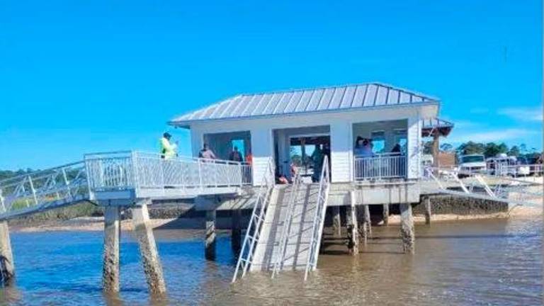Al menos 20 personas cayeron al agua cuando la pasarela se derrumbó alrededor de las 4:30 p.m. hora local en el muelle Marsh Landing.