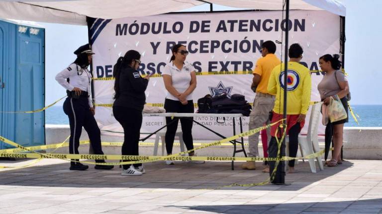 Personal de Seguridad Pública Municipal y Protección Civil orienta a visitantes en los módulos instalados en la zona de playa de Mazatlán.