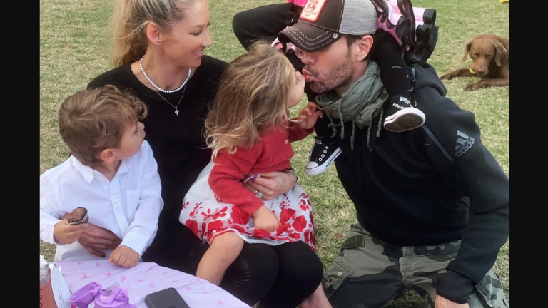Enrique Iglesias y Anna Kournikova esperan a su cuarto hijo.