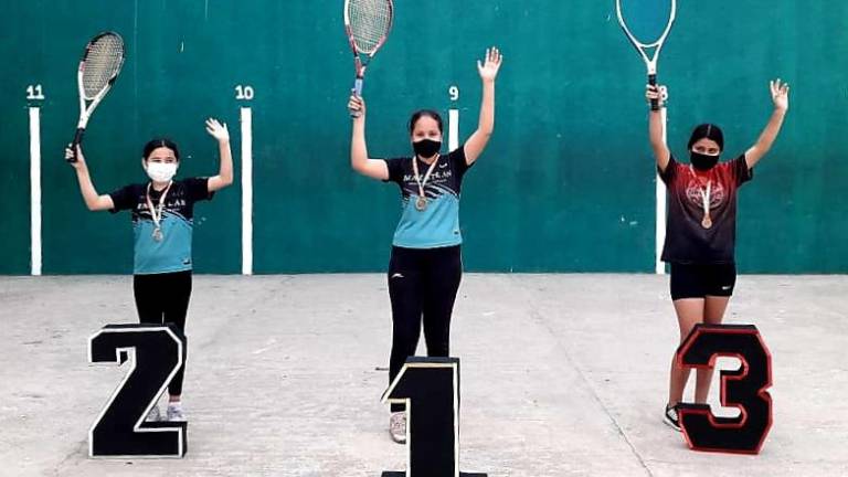Las tres mejores de la rama femenil en el Torneo de Frontenis de la Primavera.