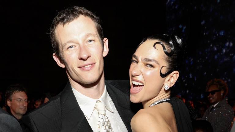 Dua Lipa ha confirmado que se casará con el actor Callum Turner en una reveladora entrevista.