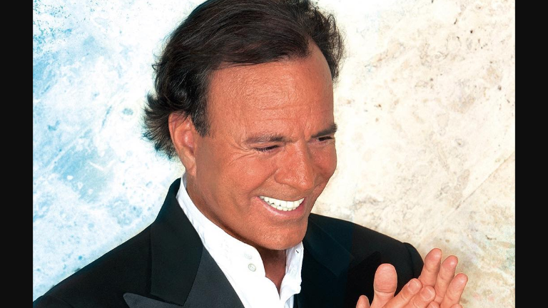 Julio Iglesias comparte que ya está escribiendo sus memorias.