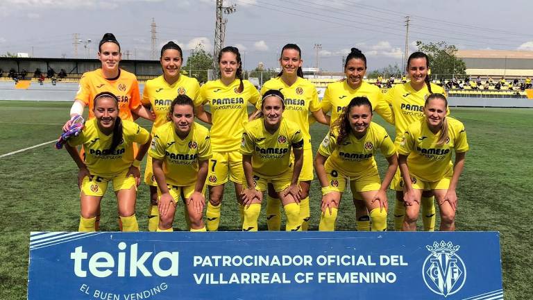 Rubí Soto (primera de izquierda a derecha en la línea de abajo) jugará ante las mejores futbolistas de España.