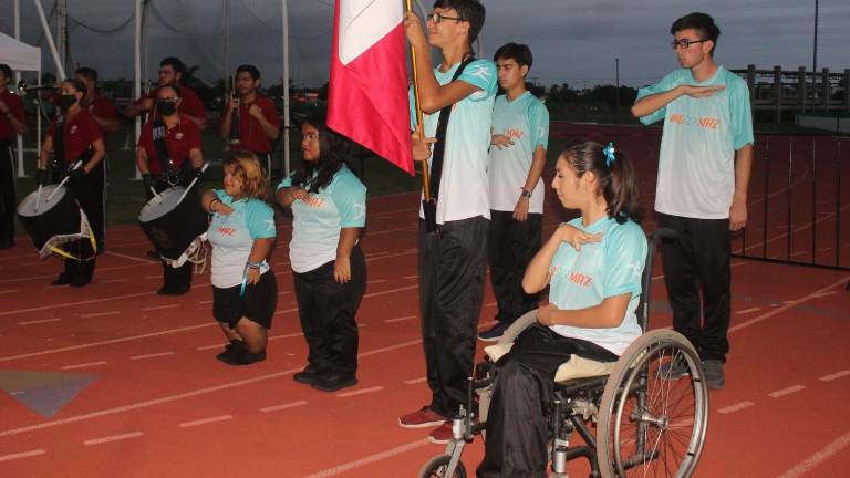La delegación de Mazatlán recibió el lábaro patrio.