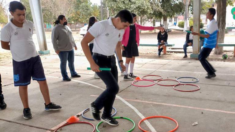 La cancha de usos múltiples de la Secundaria Tomás Peraza, de El Roble, fue el escenario de las actividades.