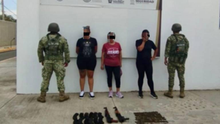 Tres mujeres en posesión de armas fueron detenidas por elementos del Ejército en Culiacán.