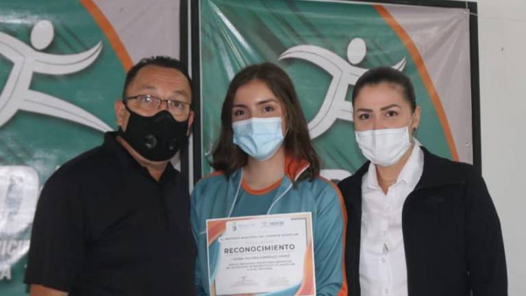 Yuliana González (centro) es uno de los grandes talentos del baloncesto femenil en Mazatlán.