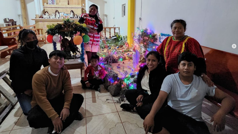 Celebra Yalitza su posada acompañada de su familia.
