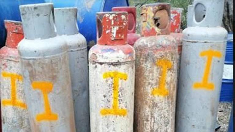 En el inmueble encontraron sustancias para fabricar drogas y tanques de gas.