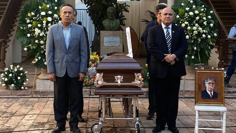 Funcionarios, amigos y familia hicieron guardias de honor en el féretro del historiador Gilberto López Alanís.
