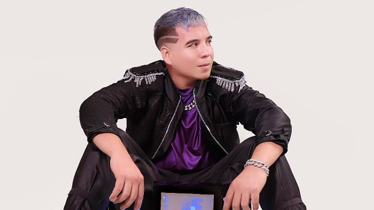 Sael Maldonado recibe el premio por el Live más visto en Tik Tok.