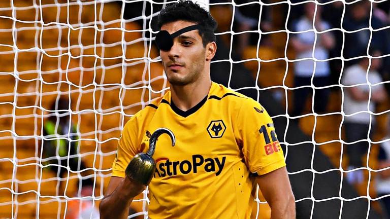 Raúl Jiménez y su particular forma de festejar su primer gol de la temporada con los Wolves.