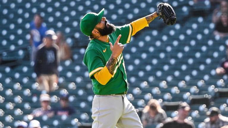 Sergio Romo festeja el triunfo de Atléticos.
