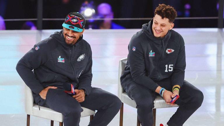 Los mariscales de campo Jalen Hurts y Patrick Mahomes, en un evento del Super Bowl la noche del lunes, en Glendale, Arizona.