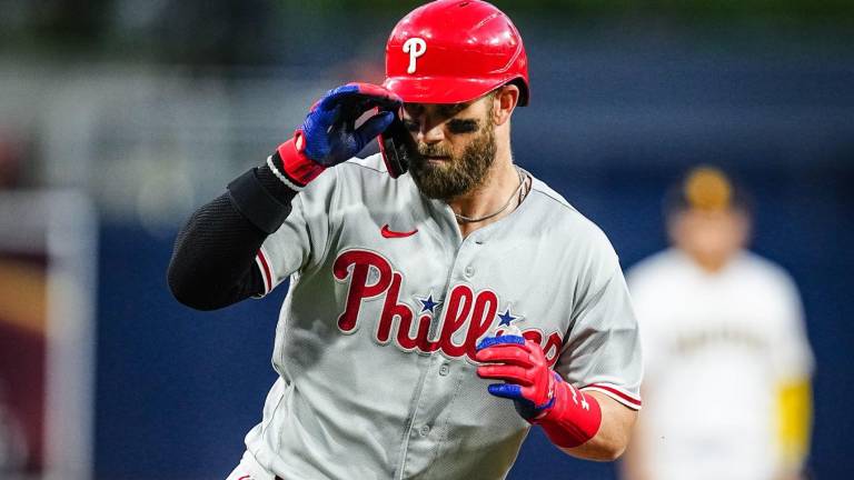 Bryce Harper abrió la pizarra con cuadrangular solitario.
