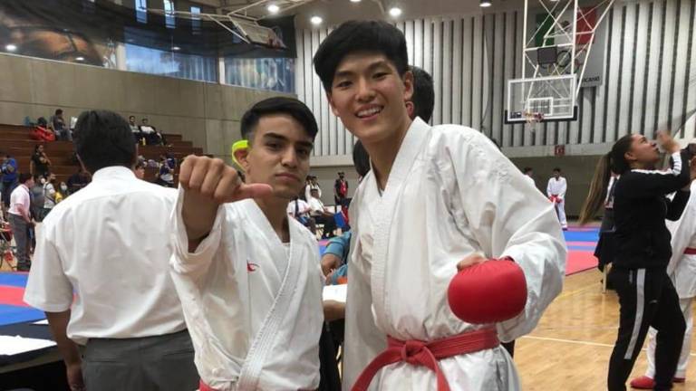 Hiroto Javier Yoshii Mizukami (derecha) ganó par de combates.