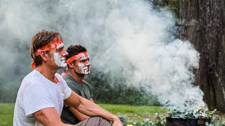 Zac Efron durante la grabación de la segunda temporada de la serie ‘Con los pies en la tierra’.