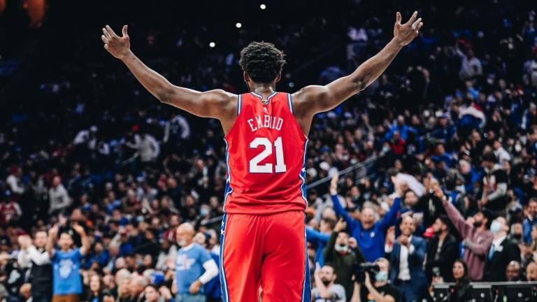Joel Embiid logró un “doble-doble” para los Sixers, que se pusieron en ventaja de 2-0 sobre los Raptors.