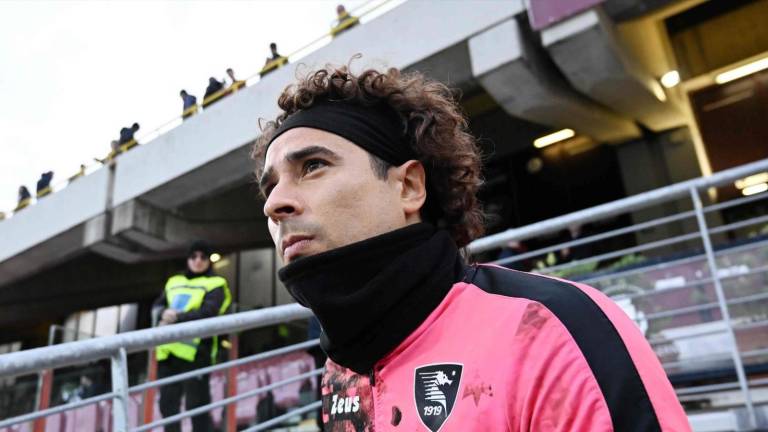 Guillermo Ochoa lució, pero no pudo evitar la derrota de su equipo.