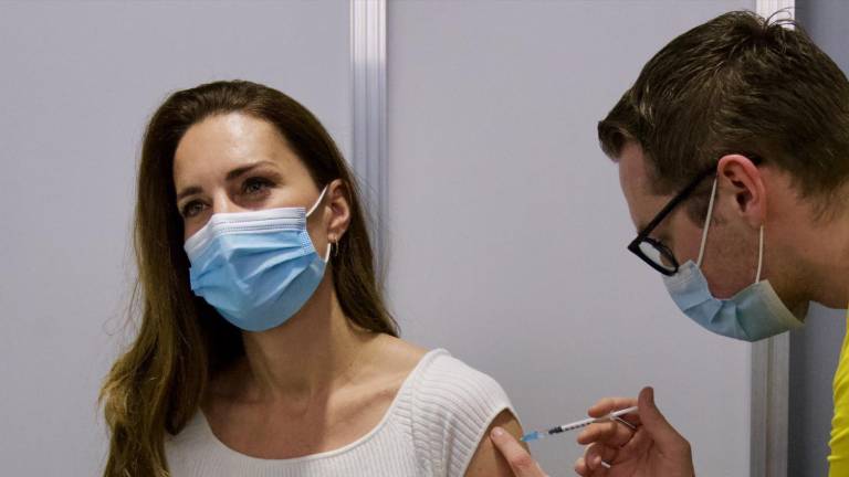 Kate Middleton al ser vacunada.