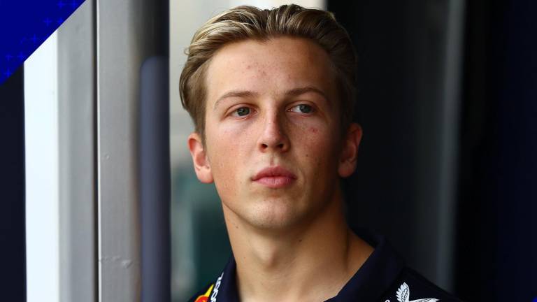 Liam Lawson correrá para Red Bull.
