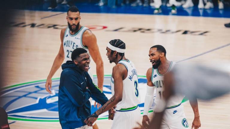 Jaden McDaniels es felicitado por sus compañeros tras ser decisivo en el segundo triunfo de los Timberwolves.