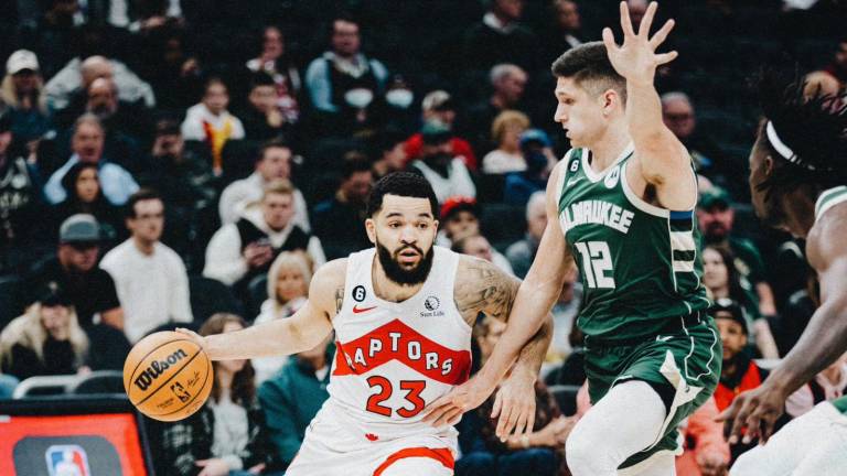 FredvanVleet busca pasar sobre la marca de Grayson Allen.
