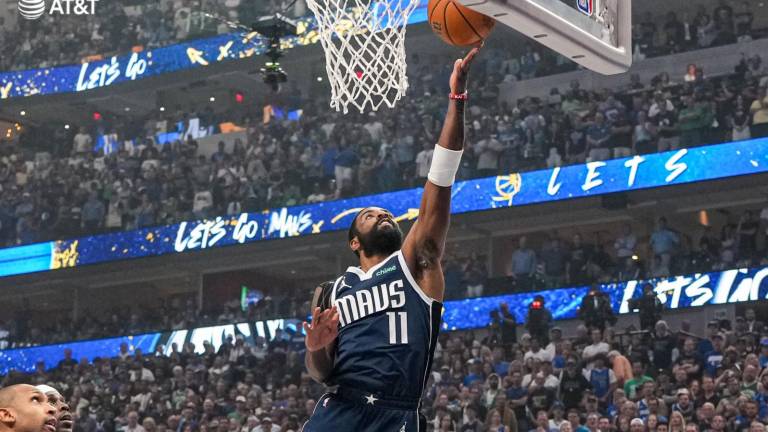 Kyrie Irving fue de los que despertó por los Mavericks en el Juego 4 de Las Finales.