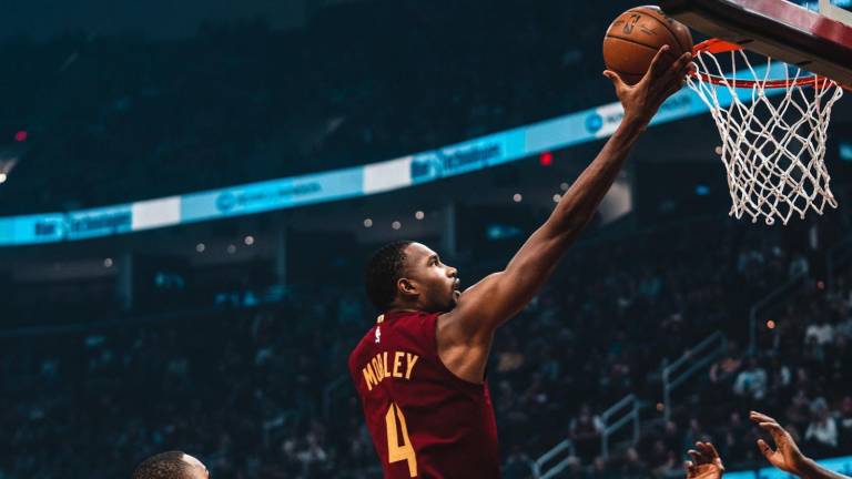 Evan Mobley aportó 10 puntos para los Cavaliers.