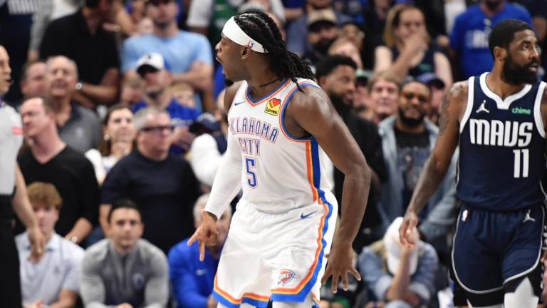 Lu Dort celebra el triunfo del Thunder sobre los Mavs.