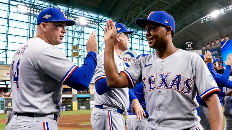 José Leclerc (derecha) ha estado efectivo en su papel de cerrdor para los Rangers.