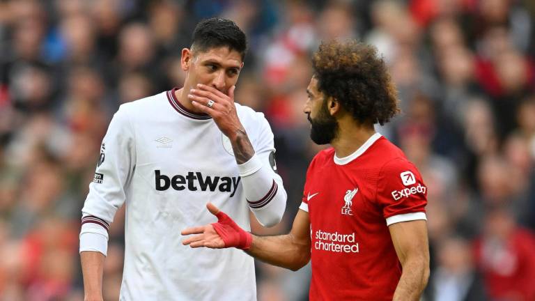 Edson Álvarez conversa con Mohamed Salah.