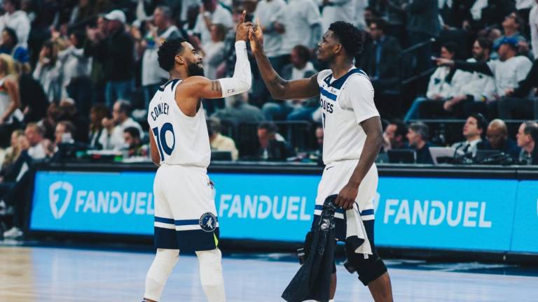 Anthony Edwards es felicitado tras el sólido rendimiento que tuvo para los Timberwolves.
