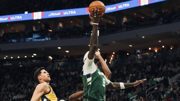 Bobby Portis se enfila para buscar dos puntos para los Bucks.