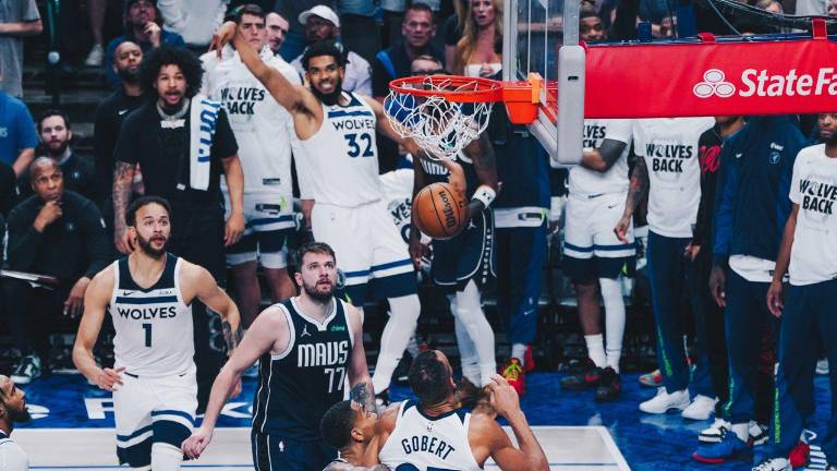 Karl-Anthony Towns logra un enceste de tres puntos, en el triunfo de Minnesota ante Dallas.