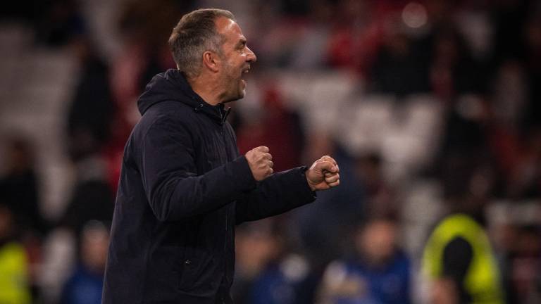 Hansi Flick y el Barcelona se medirán al Osasuna este sábado, en busca de mantenerse como líder de LaLiga.
