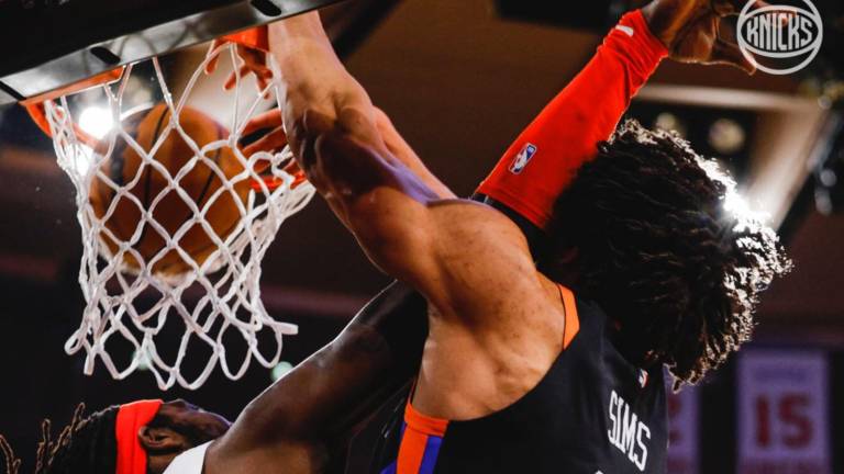 Encuentro muy disputado fue el que disputaropn Sixers y Kniks en Nueva York.
