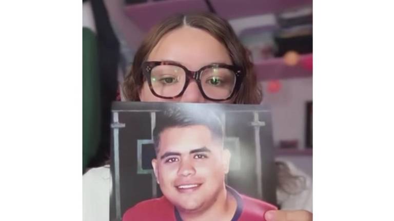 Alejandro muestra la foto de su hermano Ismael Alejandro, desaparecido desde hace cinco años.