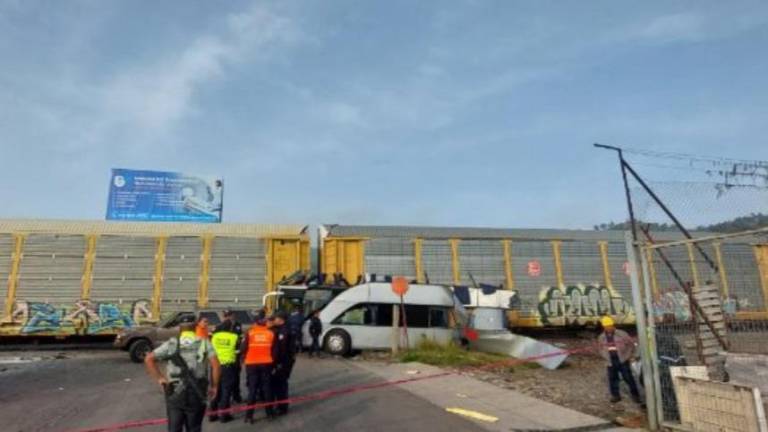 Accidente en el Estado de México entre un autobús y el tren.