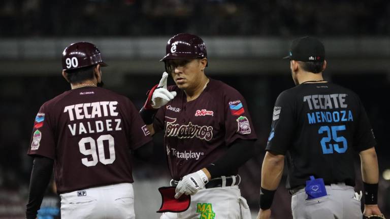 Efrén Navarro se vistió de héroe para Tomateros de Culiacán.