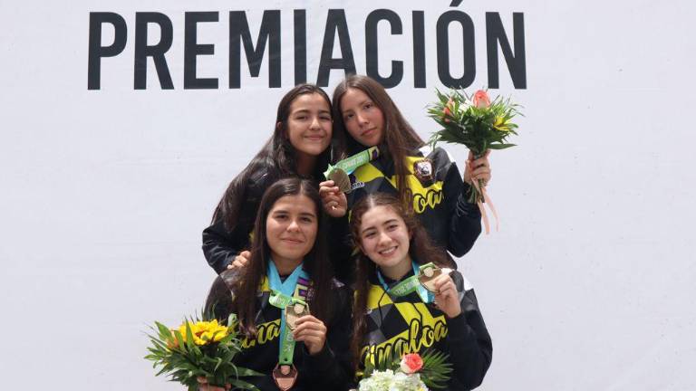 Las ciclistas sinaloenses muestran orgullosas su medalla dorada.