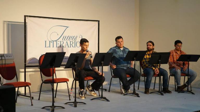Poetas emergentes comparten su obra literaria.