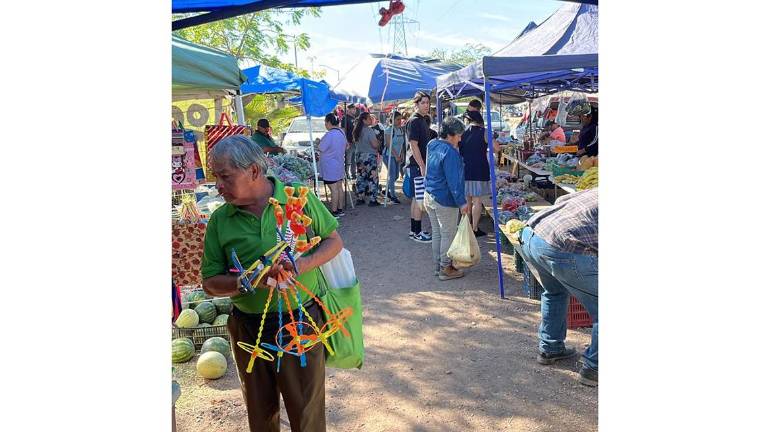 Durante este jueves, en el tianguis de Laureles Pinos solo salieron la mitad de los comerciantes.