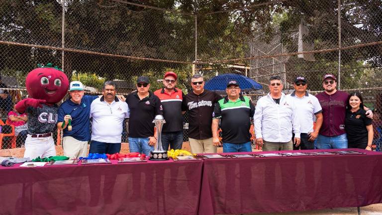 Los guindas entregan la réplica del trofeo al ganador del Nacional Sólo 11.