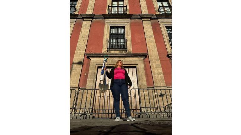 Cecilia Flores acude a Palacio Nacional buscando entregarle al Presidente Andrés Manuel López Obrador la “pala de mando”.